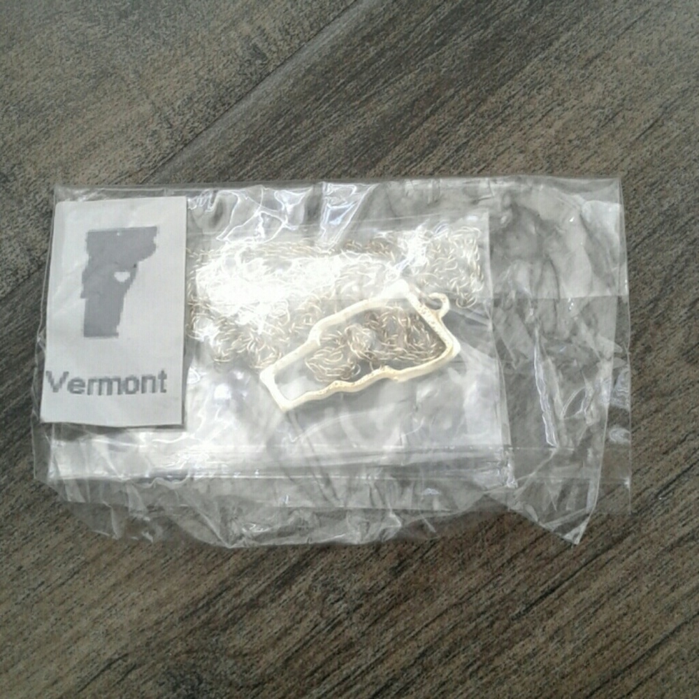 Brand new Vermont shape state necklace gold